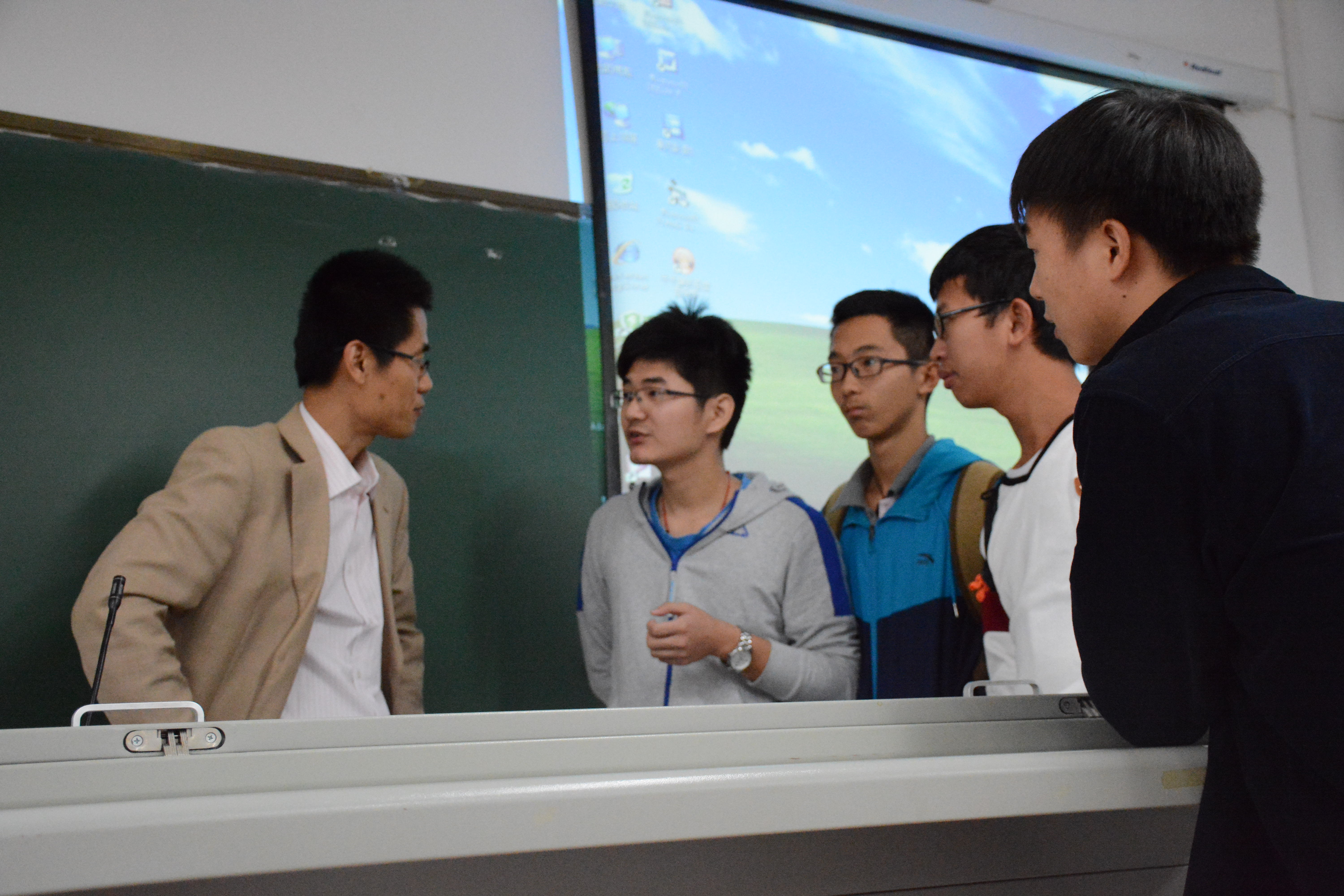 石秀勇教授和汽车系员工交流