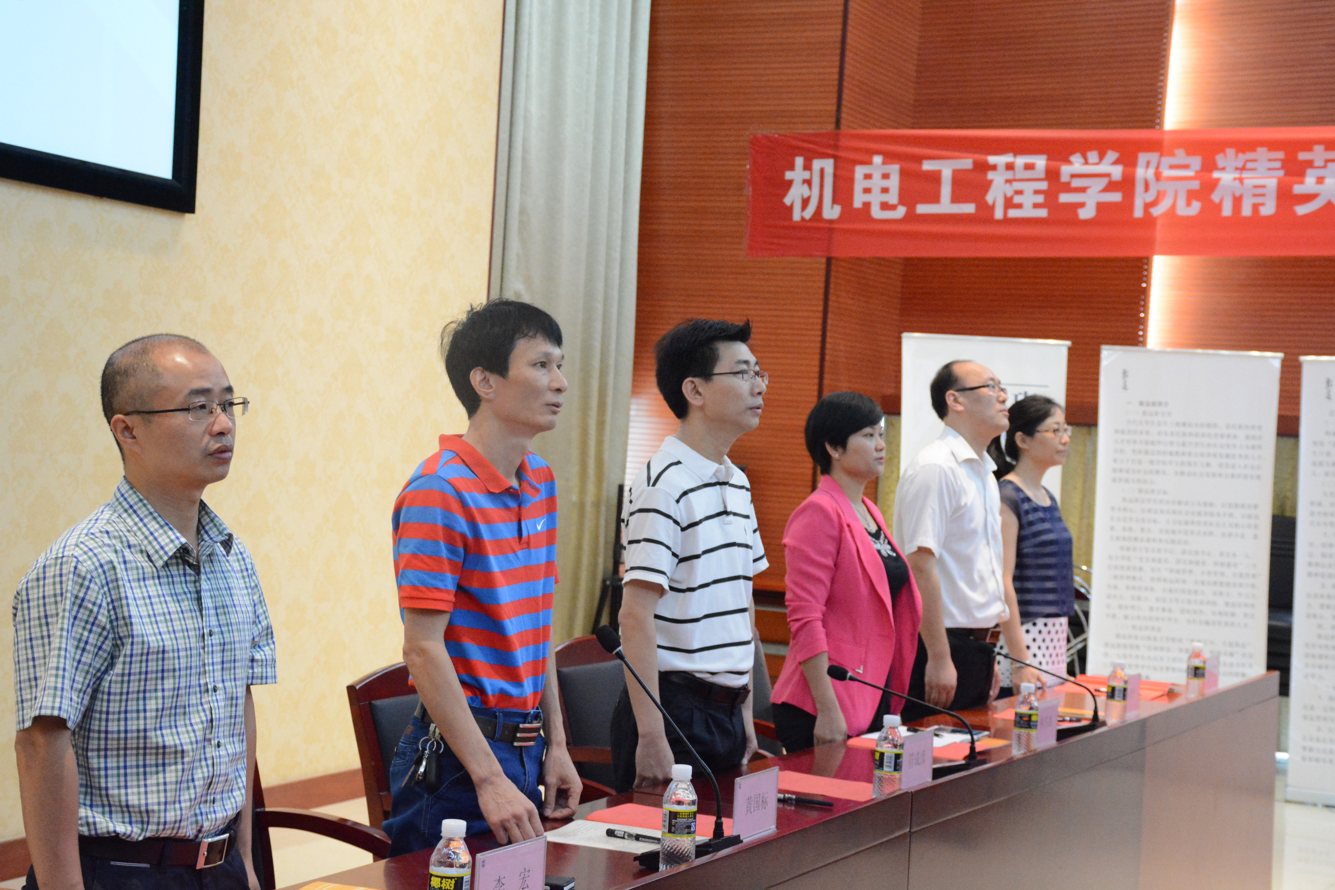 奏唱《国际歌》